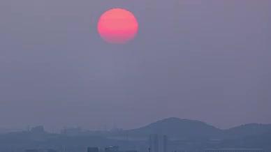 4k雾霾天下的日落延时视频的预览图